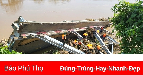 Search and rescue of victims and vehicles after Phong Chau bridge collapse