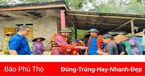 សហភាព​យុវជន​ខេត្ត​ជួយ​ដល់​ប្រជាជន​នៅ​តំបន់​លិច​ទឹក​នៃ​ស្រុក Ha Hoa