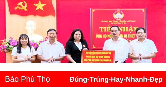 Se donaron 1.000 millones de dongs al distrito de Thanh Ba para ayudar a superar los daños causados ​​por la tercera tormenta