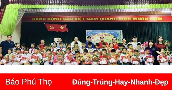 Trao quà Tết Trung thu cho học sinh có hoàn cảnh khó khăn ở Thanh Sơn