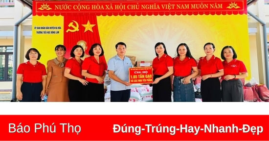 Trao tặng quà cứu trợ cho học sinh bị ảnh hưởng bởi mưa lũ