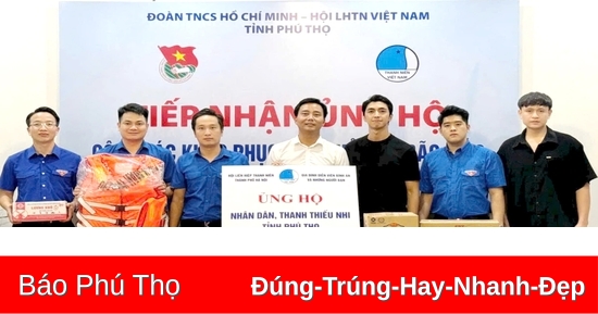 Die Jugend von Hanoi und die Einwohner von Phu Tho spenden ihrer Heimatstadt 100 Millionen VND und Bedarfsartikel.