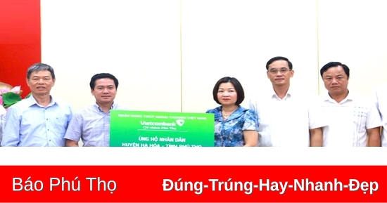 Vietcombank Phú Thọ ủng hộ huyện Hạ Hòa 500 triệu đồng khắc phục thiệt hại do bão số 3