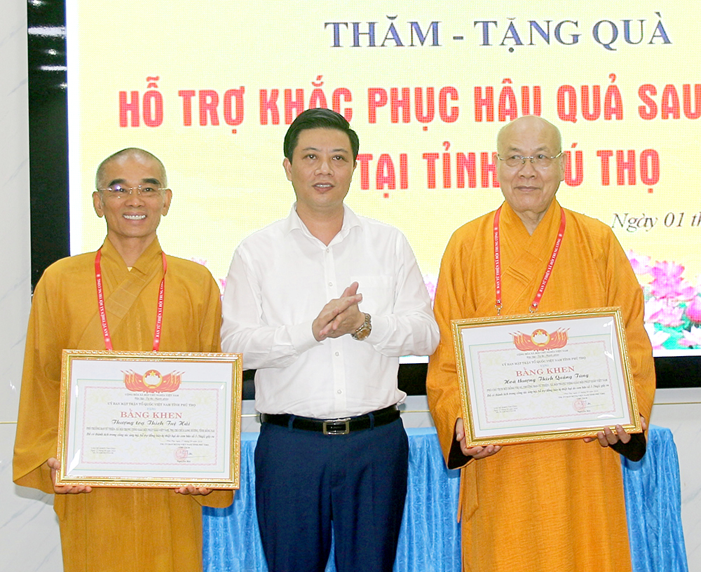 Thăm, tặng quà, hỗ trợ khắc phục hậu quả cơn bão số 3