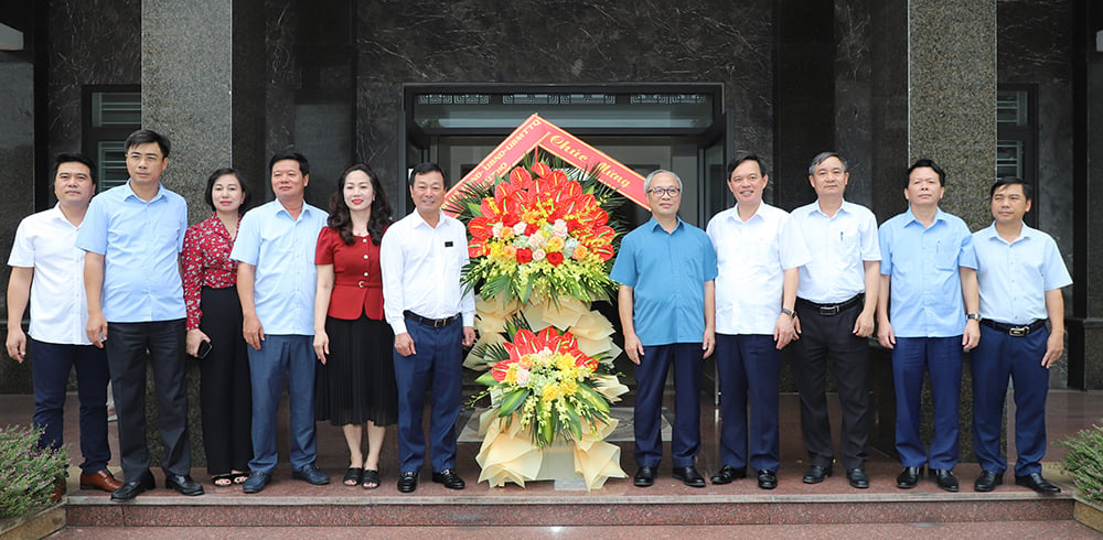 Chủ tịch UBND tỉnh Bùi Văn Quang thăm, chúc mừng Ngày Doanh nhân Việt Nam