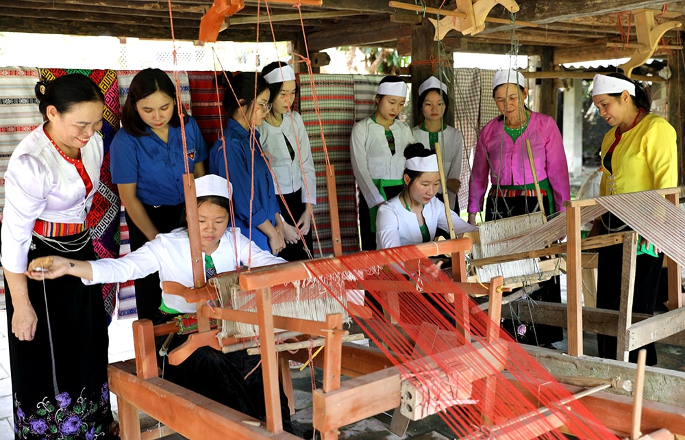 Trao cơ hội việc làm cho người nghèo