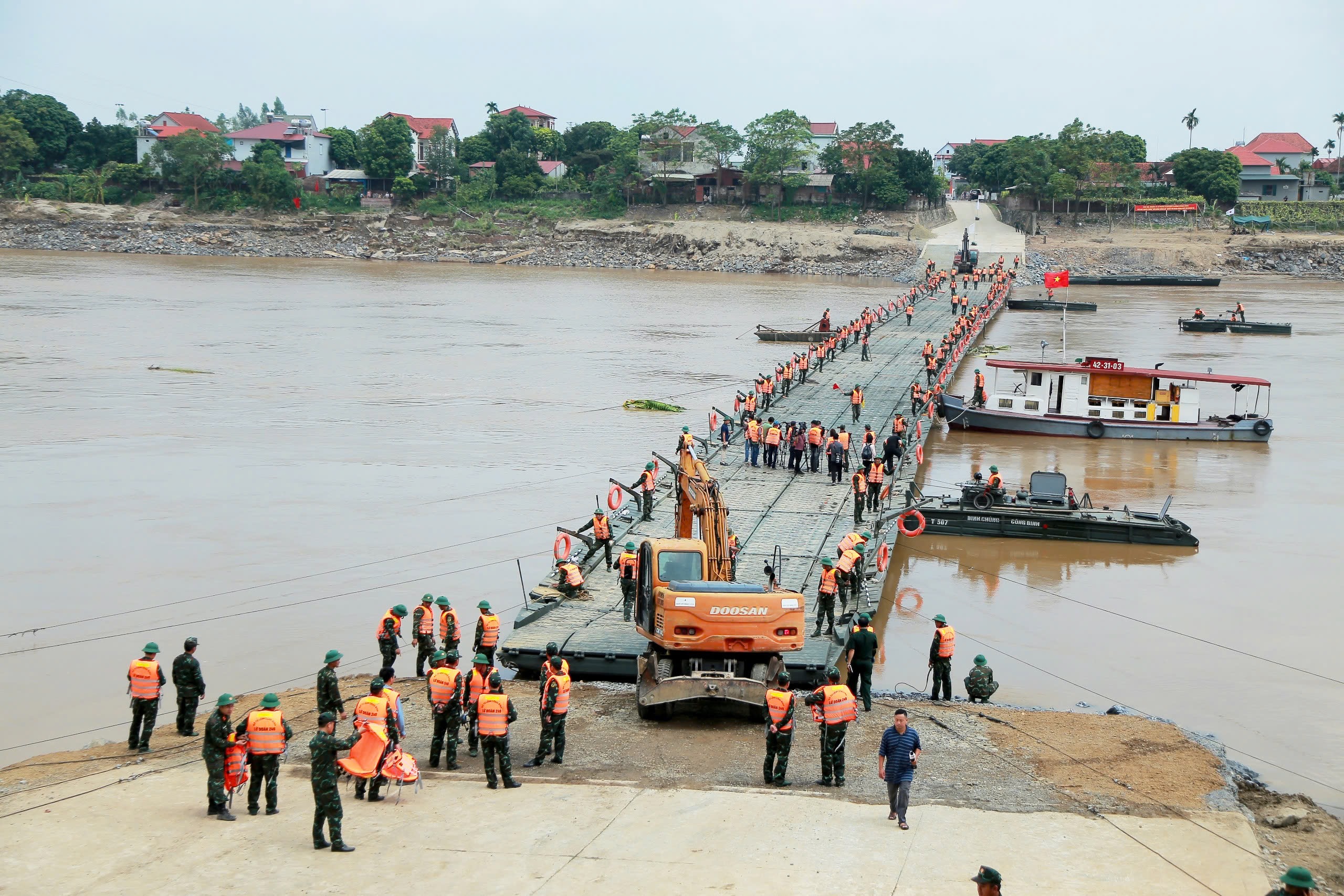 Tạm đóng cầu phao Phong Châu do nước sông Hồng lên cao