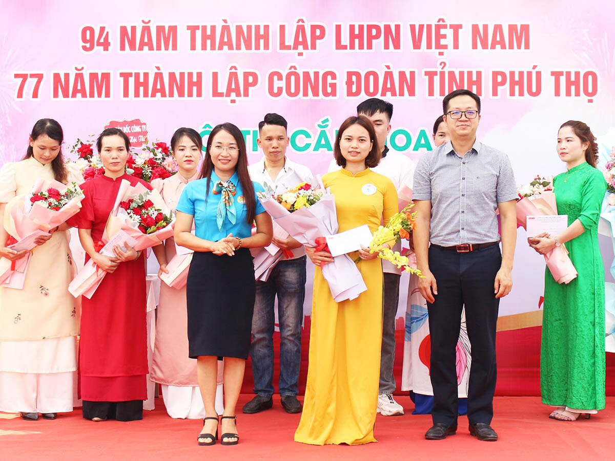 Hội thi cắm hoa chào mừng ngày Phụ nữ Việt Nam