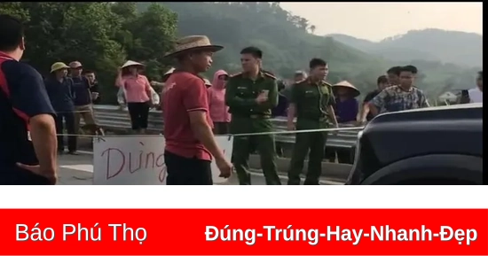 Mucha gente se reunió para tender cuerdas y bloquear la carretera Tuyen Quang.