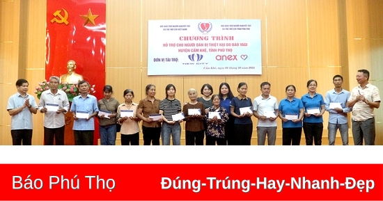 Trao 100 suất quà cho hộ gia đình bị ảnh hưởng bởi cơn bão số 3 tại huyện Cẩm Khê