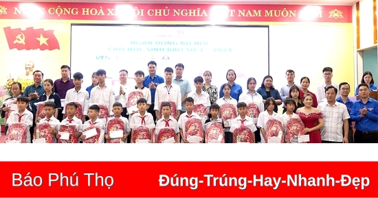 Trao hơn 100 suất học bổng “Ngăn dòng bỏ học cho học sinh bão số 3”