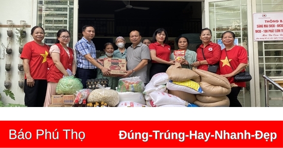 Trao nhu yếu phẩm cho Quán cơm từ thiện 19