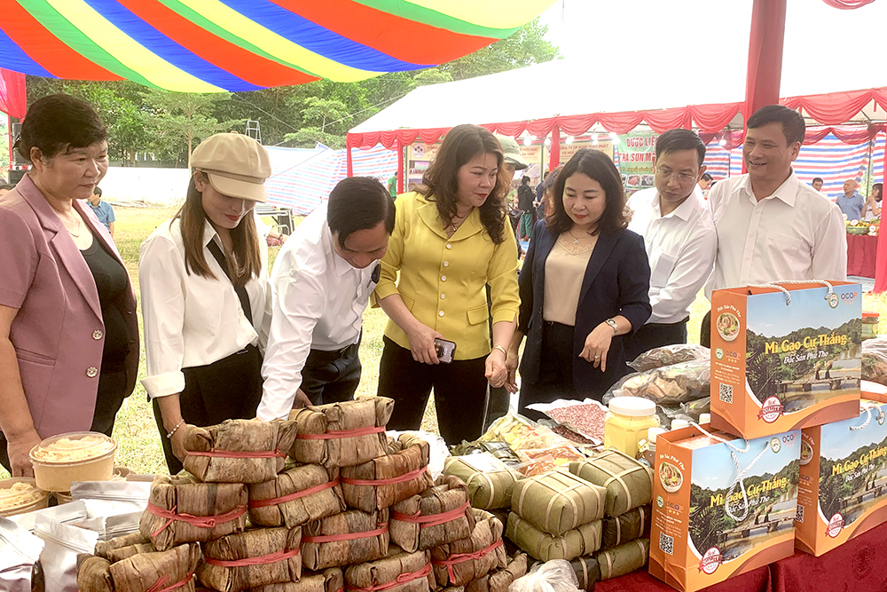 Phiên chợ quảng bá, xúc tiến thương mại, kết nối cung cầu sản phẩm OCOP và nông sản an toàn