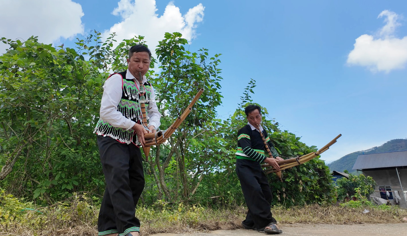 Người Mông dưới chân núi Củm Cò