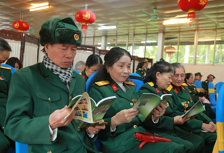 Ra mắt cuốn sách “Nữ chiến sĩ Trường Sơn Đất Tổ”