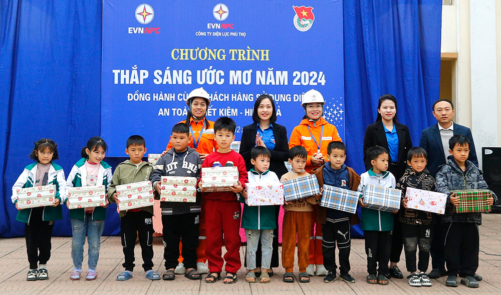 “Thắp sáng ước mơ năm 2024”, đồng hành cùng khách hàng sử dụng điện