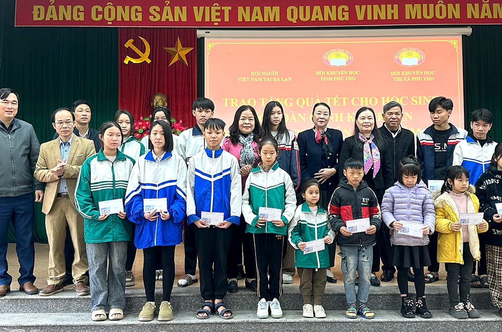 Trao quà cho học sinh có hoàn cảnh khó khăn tại thị xã Phú Thọ và huyện Phù Ninh