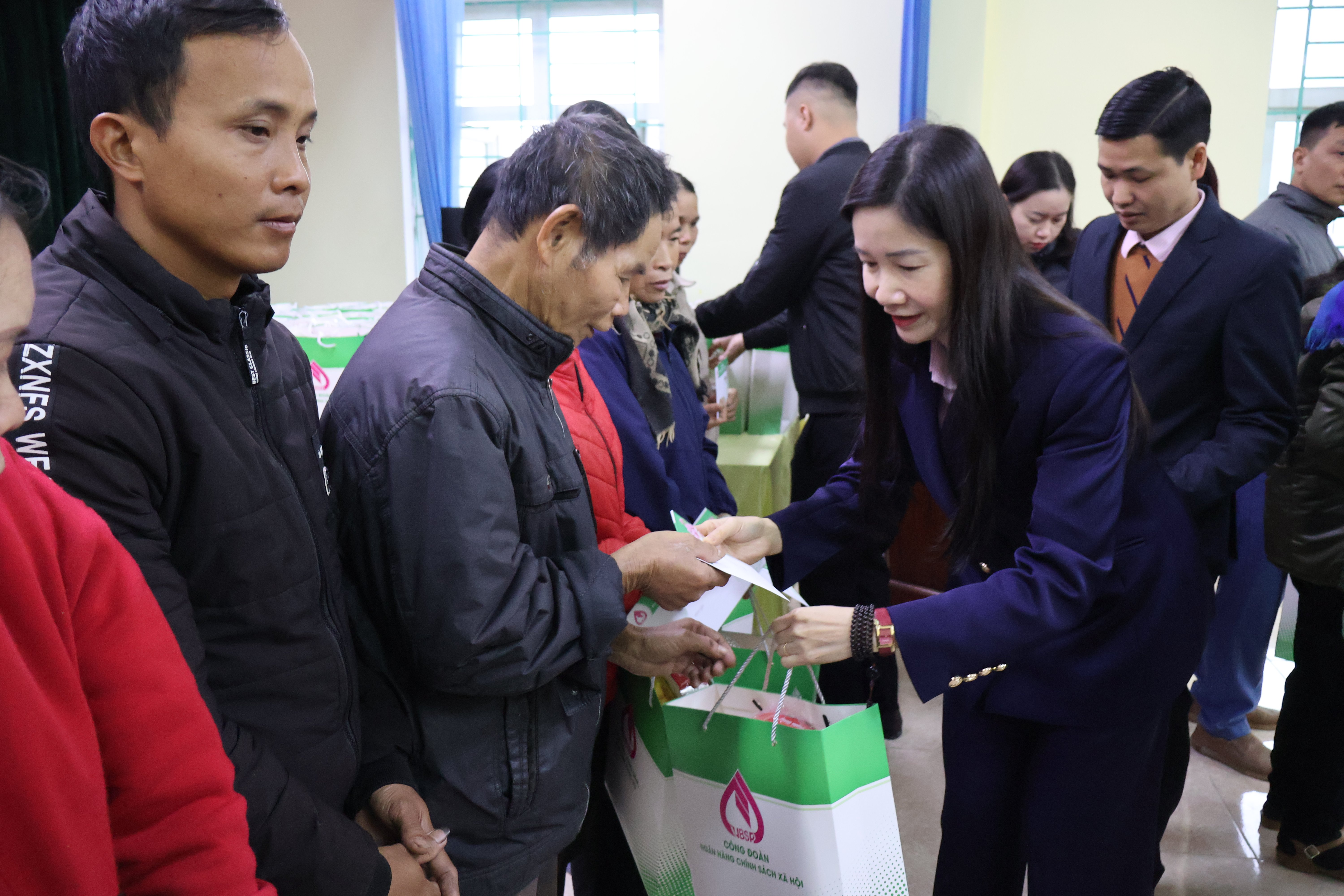 Trao quà Tết cho hộ nghèo, gia đình chính sách tại huyện Hạ Hoà