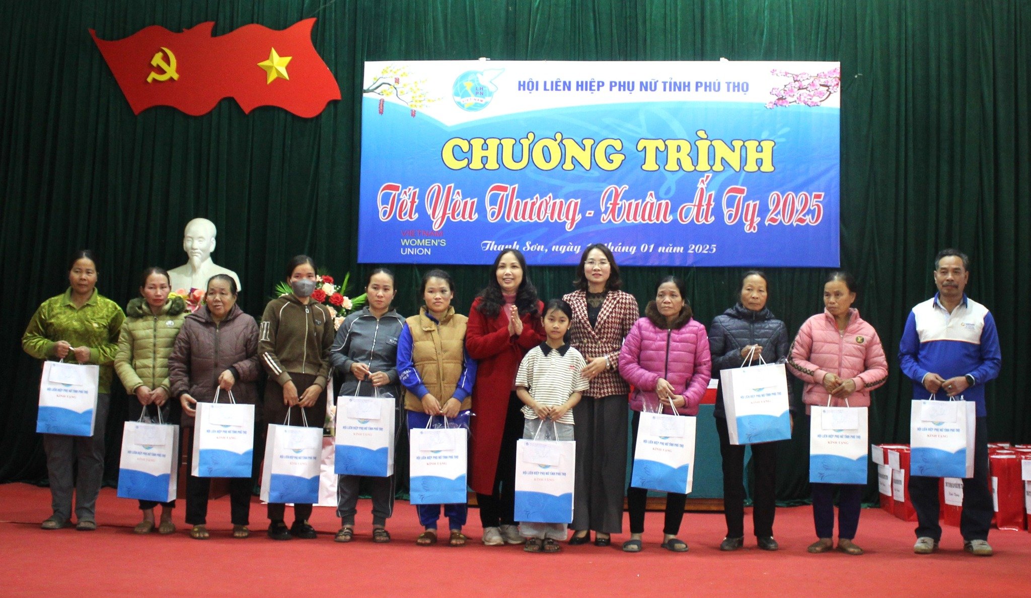 Trao quà “Tết yêu thương” tại huyện Thanh Sơn