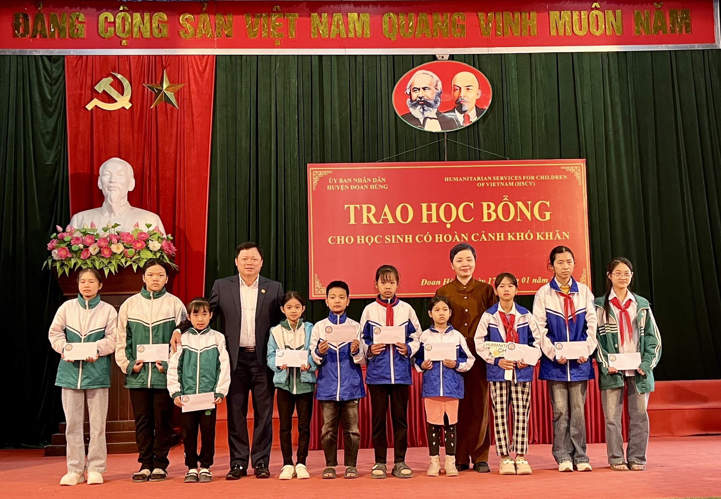 Trao tặng học bổng cho học sinh có hoàn cảnh khó khăn huyện Đoan Hùng