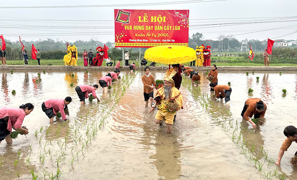 Lễ hội Vua Hùng dạy dân cấy lúa