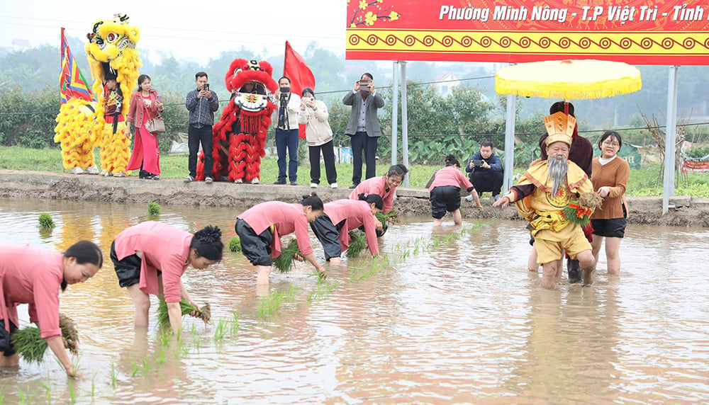 Lễ hội Vua Hùng dạy dân cấy lúa