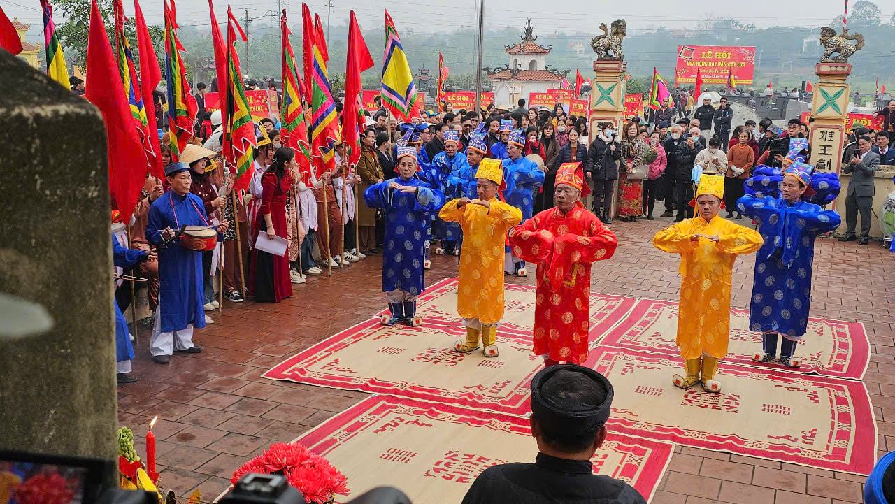 Lễ hội Vua Hùng dạy dân cấy lúa