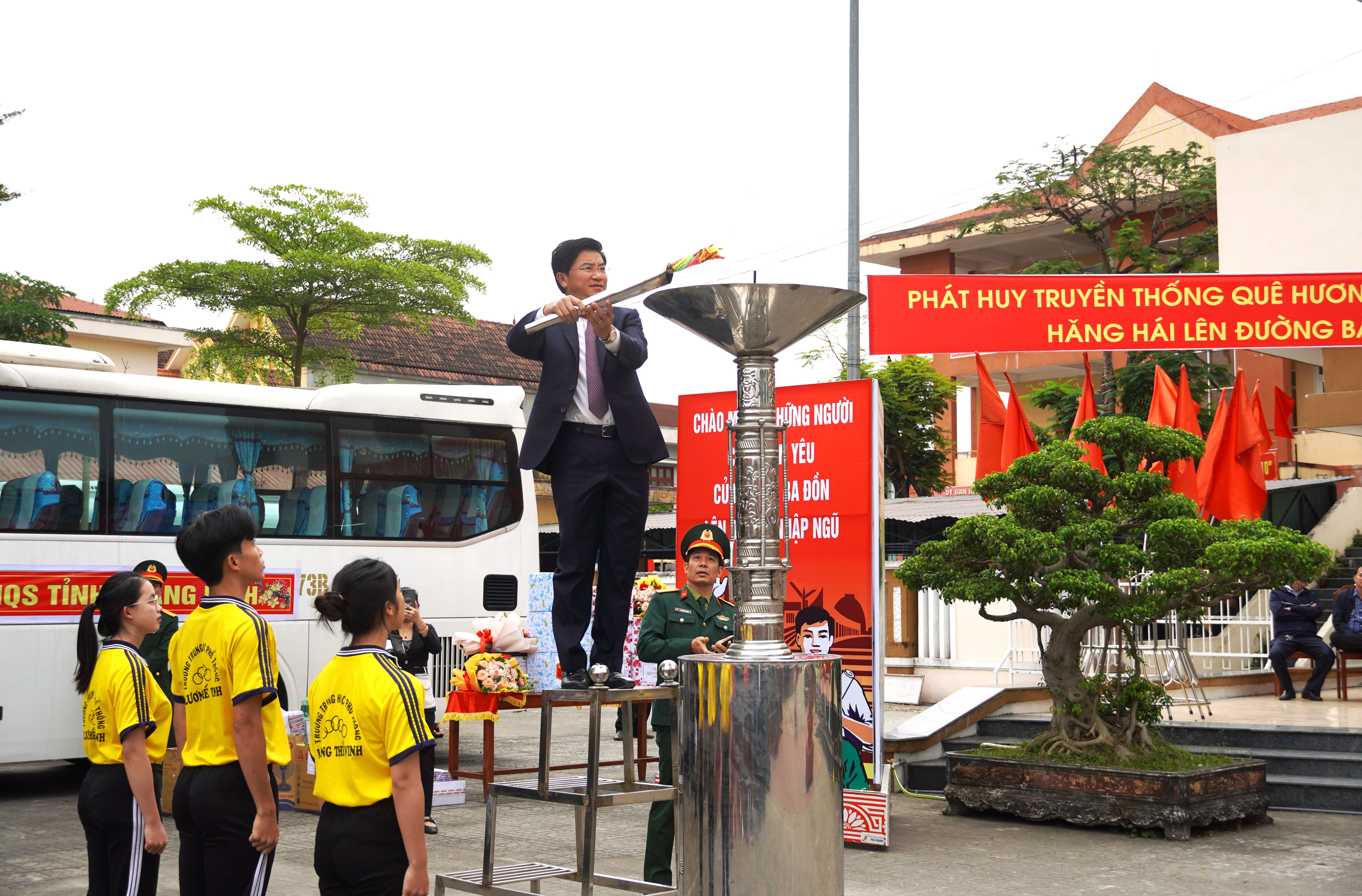 Đồng chí Bí thư Thị ủy Ba Đồn Trương An Ninh đốt đuốc truyền thống ngày lễ giao nhận quân 2024