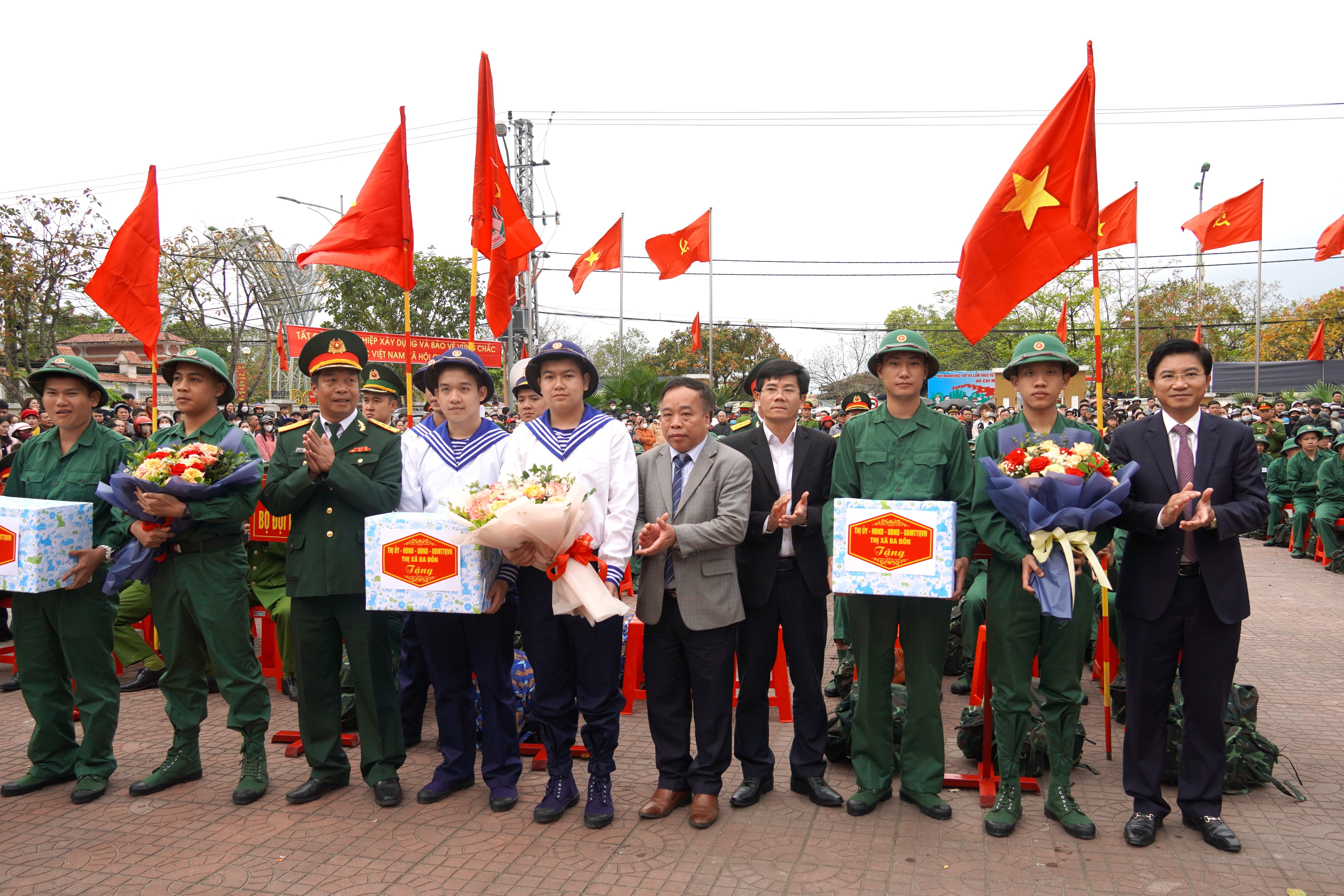 Các đồng chí lãnh đạo tặng hoa, chúc mừng các tân binh.