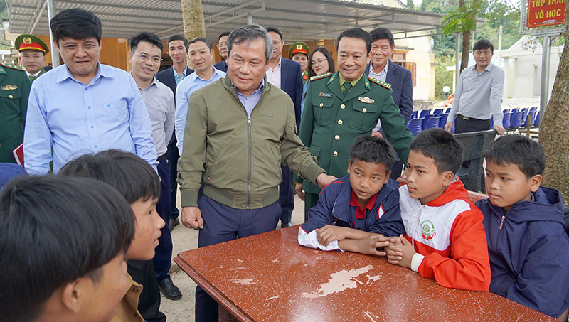 Đồng chí Bí thư Tỉnh ủy Vũ Đại Thắng thăm Trường phổ thông dân tộc nội trú huyện Bố Trạch