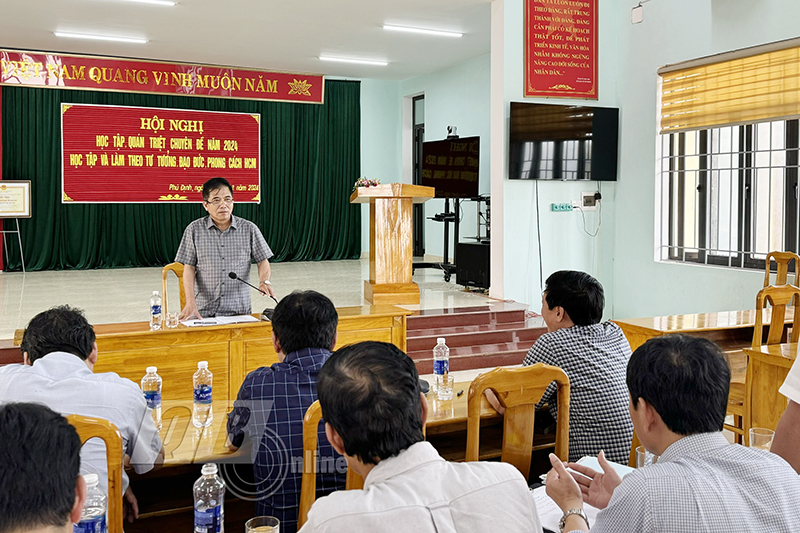 Đồng chí Phó Chủ tịch Thường trực UBND tỉnh Đoàn Ngọc Lâm làm việc với huyện Bố Trạch và các đơn vị liên quan để giải quyết các vướng mắc về công tác giải phóng mặt bằng.