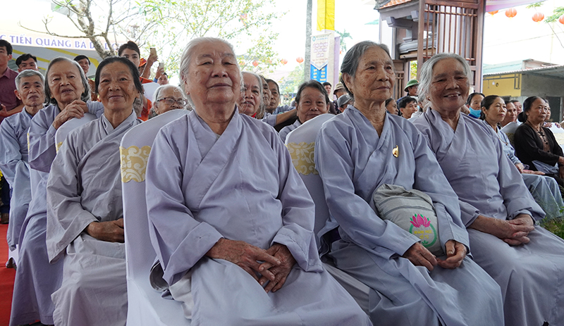 Đông đảo phật tử và người dân trên địa bàn tham dự lễ hội.