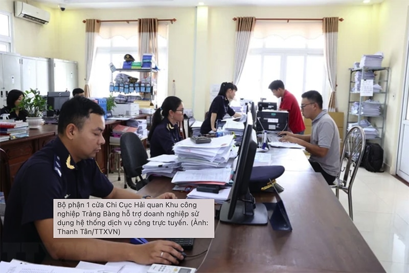 The One-Stop-Shop Department of Trang Bang Industrial Park Customs Branch supports businesses in using the online public service system. (Photo: Thanh Tan/VNA)