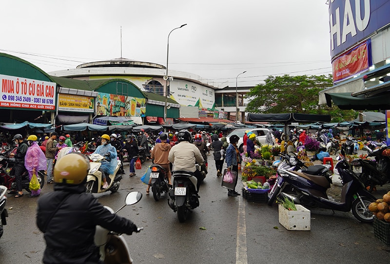 Sức mua ở chợ truyền thống những ngày Tết Nguyên đán tăng cao.