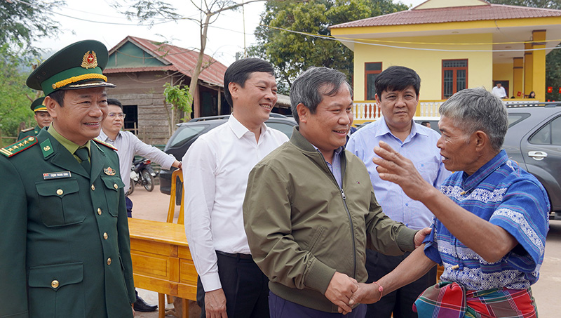 Đồng chí Bí thư Tỉnh ủy Vũ Đại Thắng và các thành viên đoàn công tác thăm, chúc mừng bà con tại Lễ hội đập trống