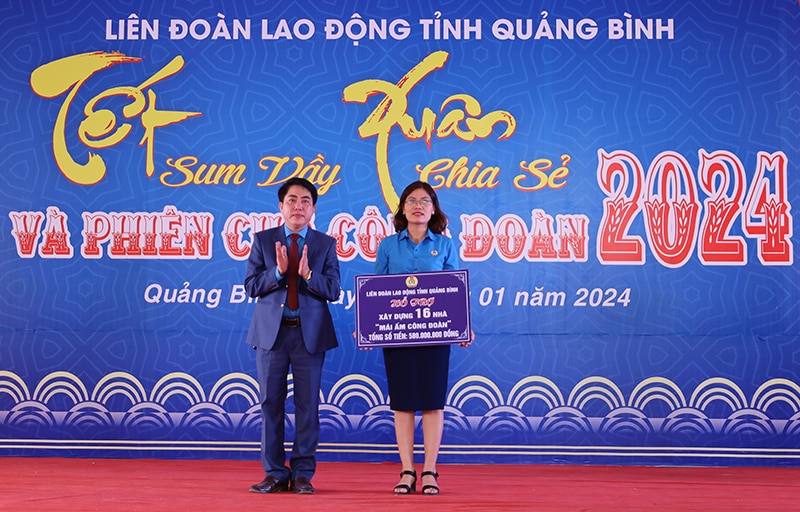 Đại diện lãnh đạo LĐLĐ tỉnh trao biển tượng trưng hỗ trợ xây dựng và sửa chữa 16 nhà “Mái ấm Công đoàn” cho ĐV, NLĐ.