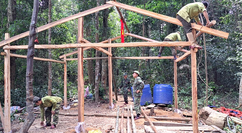 Để bảo vệ rừng tại gốc, nhiều chốt bảo vệ rừng được lập trong lâm phận Vườn Quốc gia Phong Nha-Kẻ Bàng.