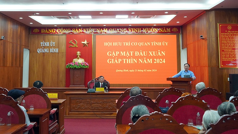 uang cảnh buổi gặp mặt