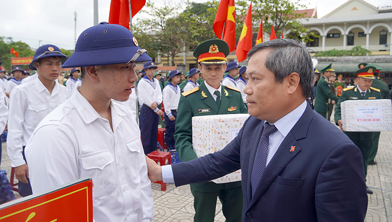 Đồng chí Bí thư Tỉnh ủy Vũ Đại Thắng động viên các tân binh