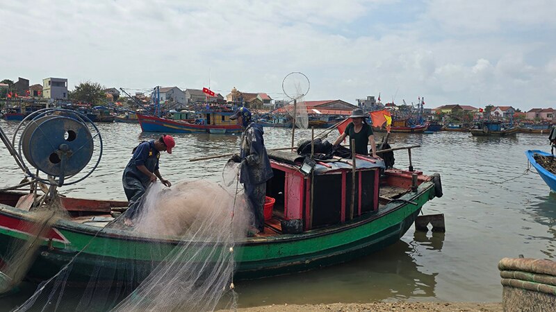 Ngư dân chuẩn bị ngư lưới cụ để vươn khơi.