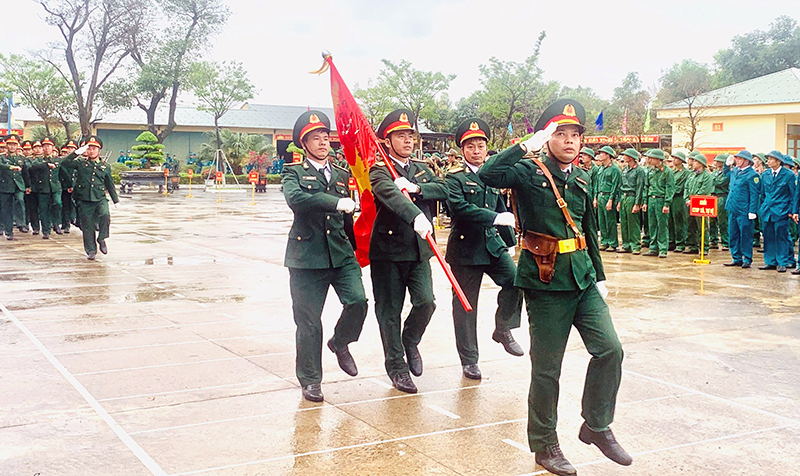 Lực lượng vũ trang huyện Quảng Ninh diễu hành biểu dương lực lượng.