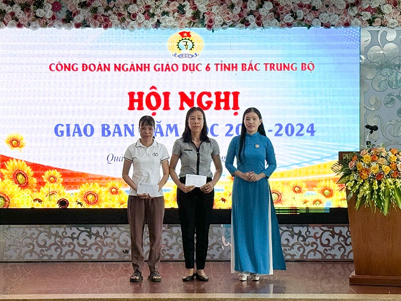 Công đoàn giáo dục 6 tỉnh  tặng quà cho giáo viên, người lao động có hoàn cảnh khó khăn