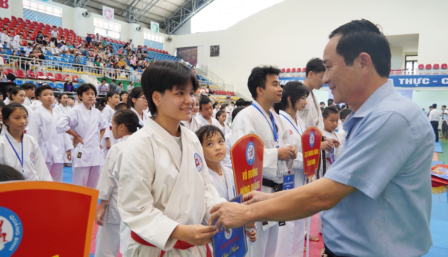  Đại diện lãnh đạo Sở Văn hóa-Thể thao trao cờ lưu niệm cho các CLB tham gia giải đấu.