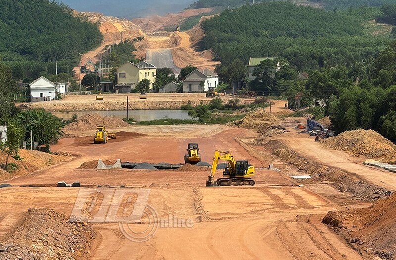 Các nhà thầu đẩy nhanh tiến độ thi công dự án đường bộ cao tốc Bắc-Nam đoạn qua huyện Bố Trạch.