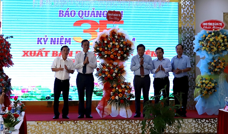 Đồng chí Nguyễn Đăng Quang, Phó Bí thư Thường trực Tỉnh ủy, Chủ tịch HĐND tỉnh Quảng Trị tặng hoa chúc mừng Báo Quảng Trị