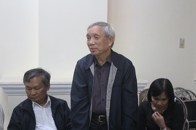 Nhà giáo, nhà nghiên cứu văn hóa dân gian Trần Hoàng (người đứng giữa).