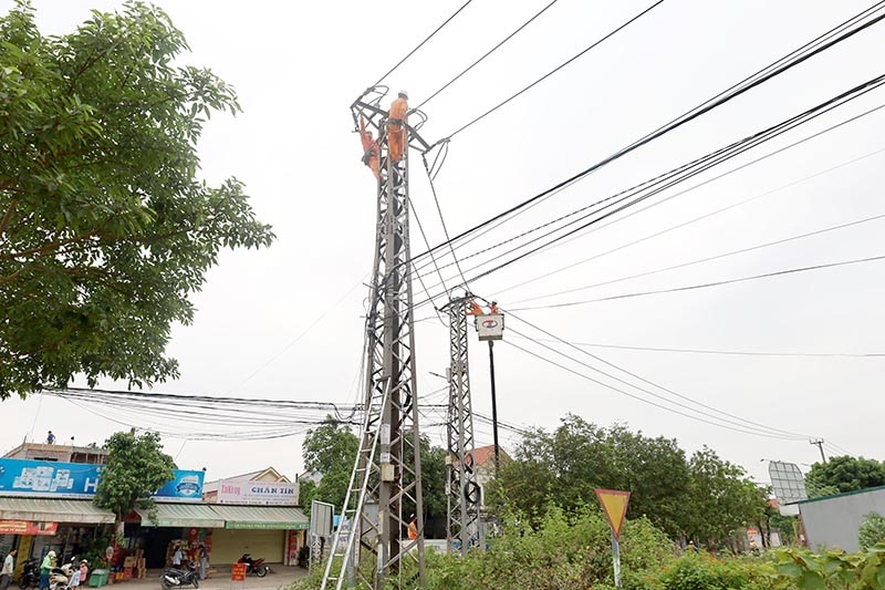 Điện lực Đồng Hới nỗ lực cấp điện ổn định cho các khách hàng ở Khu Công nghiệp Tây Bắc Đồng Hới. 