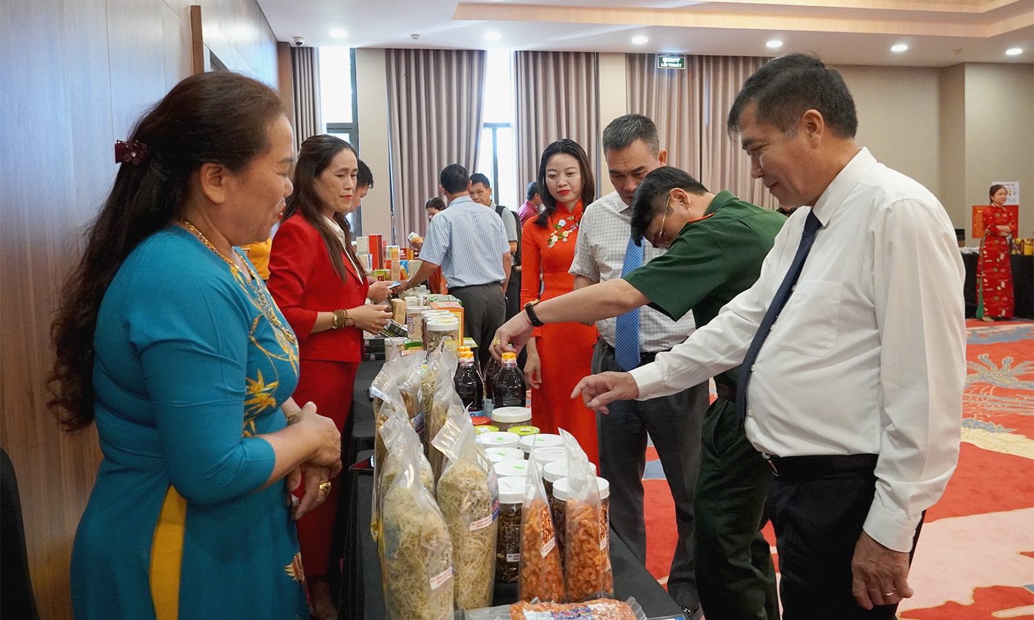 Đồng chí Phó Chủ tịch Thường trực UBND tỉnh Đoàn Ngọc Lâm tham quan các gian hàng OCOP tại hội thảo. 