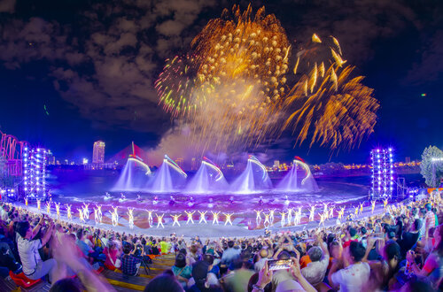 Die künstlerische Show „Symphony of River – Symphony by the River“ kombiniert mit einem Feuerwerk begrüßt die Gäste bis zum Ende der Feiertage am 2. September. Foto: SG