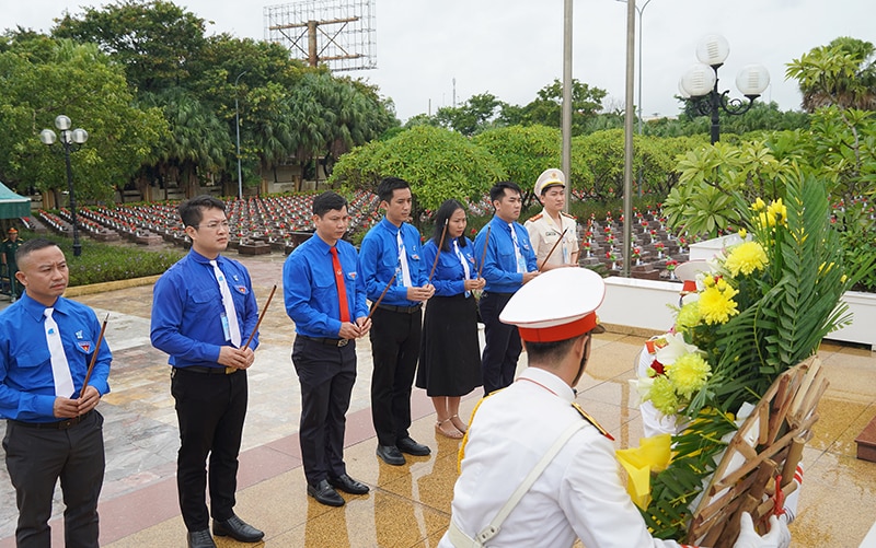 Đoàn đại biểu dự Đại hội Hội LHTN Việt Nam tỉnh viếng Nghĩa trang liệt sỹ Ba Dốc.